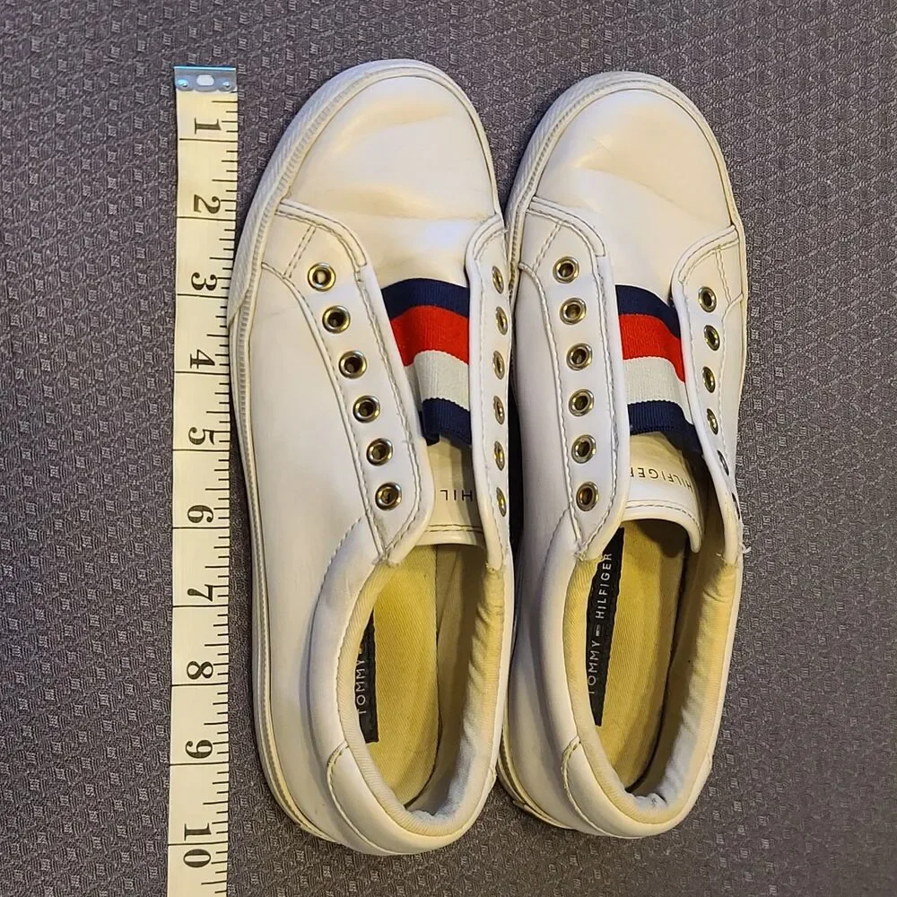 Tommy Hilfiger Women’s White Sneakers Size 7M Style TWLAVEN-R Leather Sole